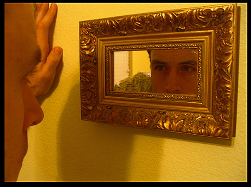 اكتشاف الذات Face_mirror